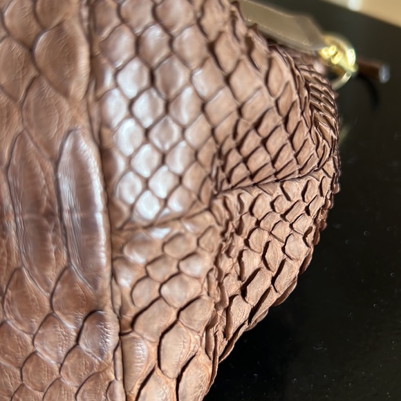 Genuine Python skin bucket bag with a crossbody strap - Picture 11 of 11